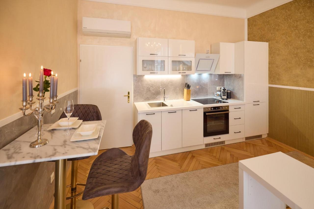 Sophies Place Augarten - Imperial Lifestyle City Apartments Vienna Parking Exterior photo